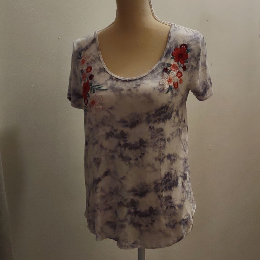 Hollister Must Have Collection Size S  gray white tie dye, embroidery flower top